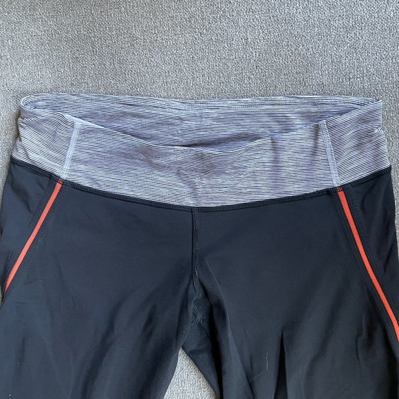 LULULEMON Run: Excel Crop in Deep Coal | Size 6 - Picture 9 of 15